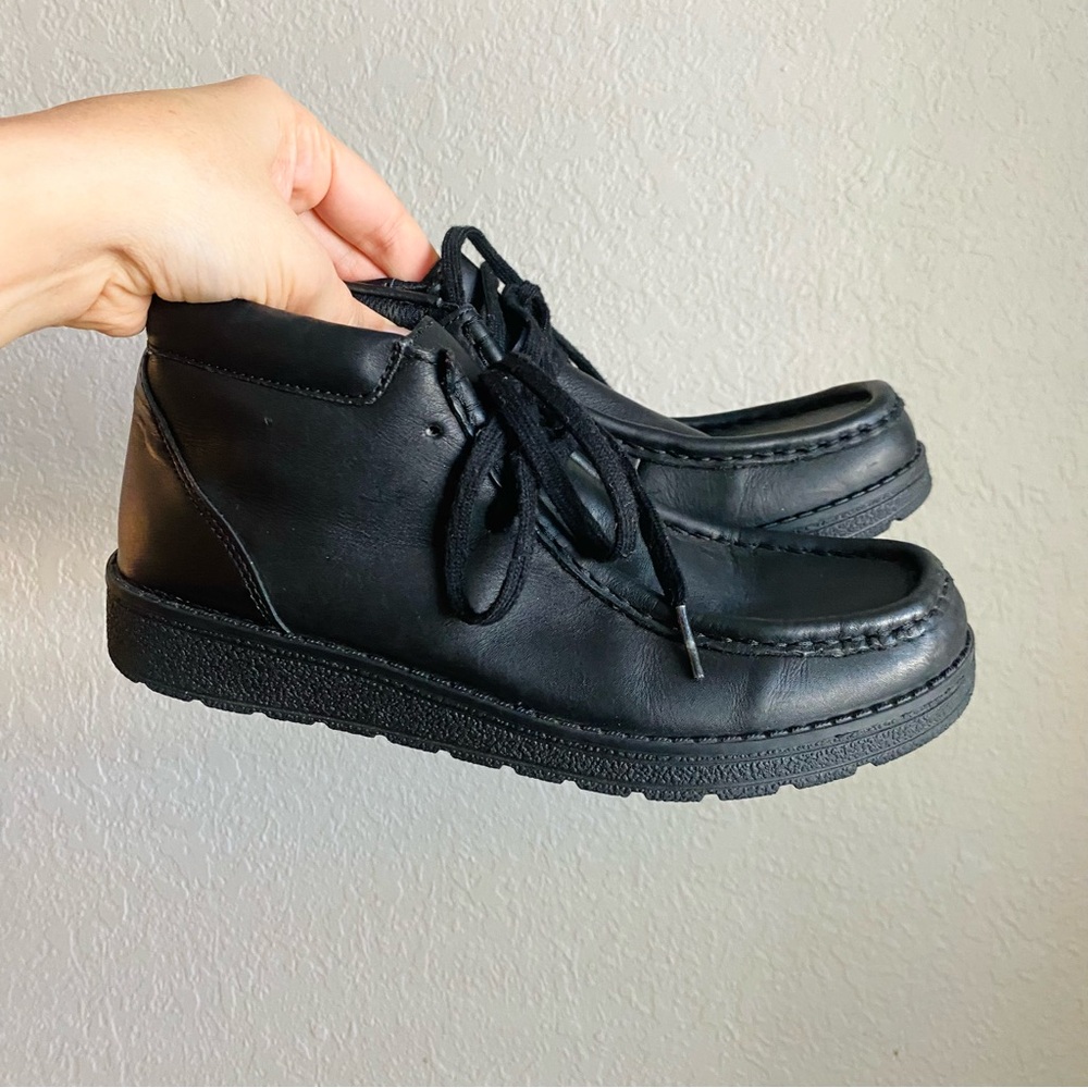 Like New Clarks Wallabee Boots Black Leather Kids Youth Size 4 M